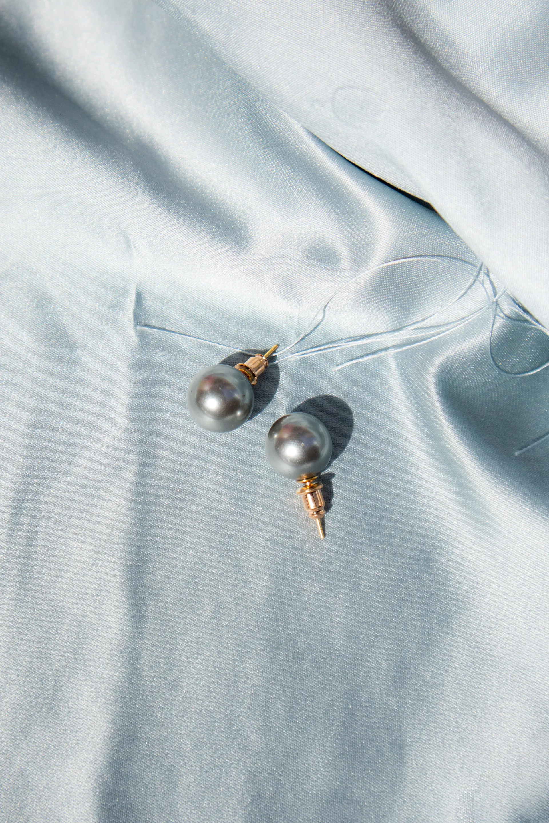 Alexis — Black faux pearl stud earrings