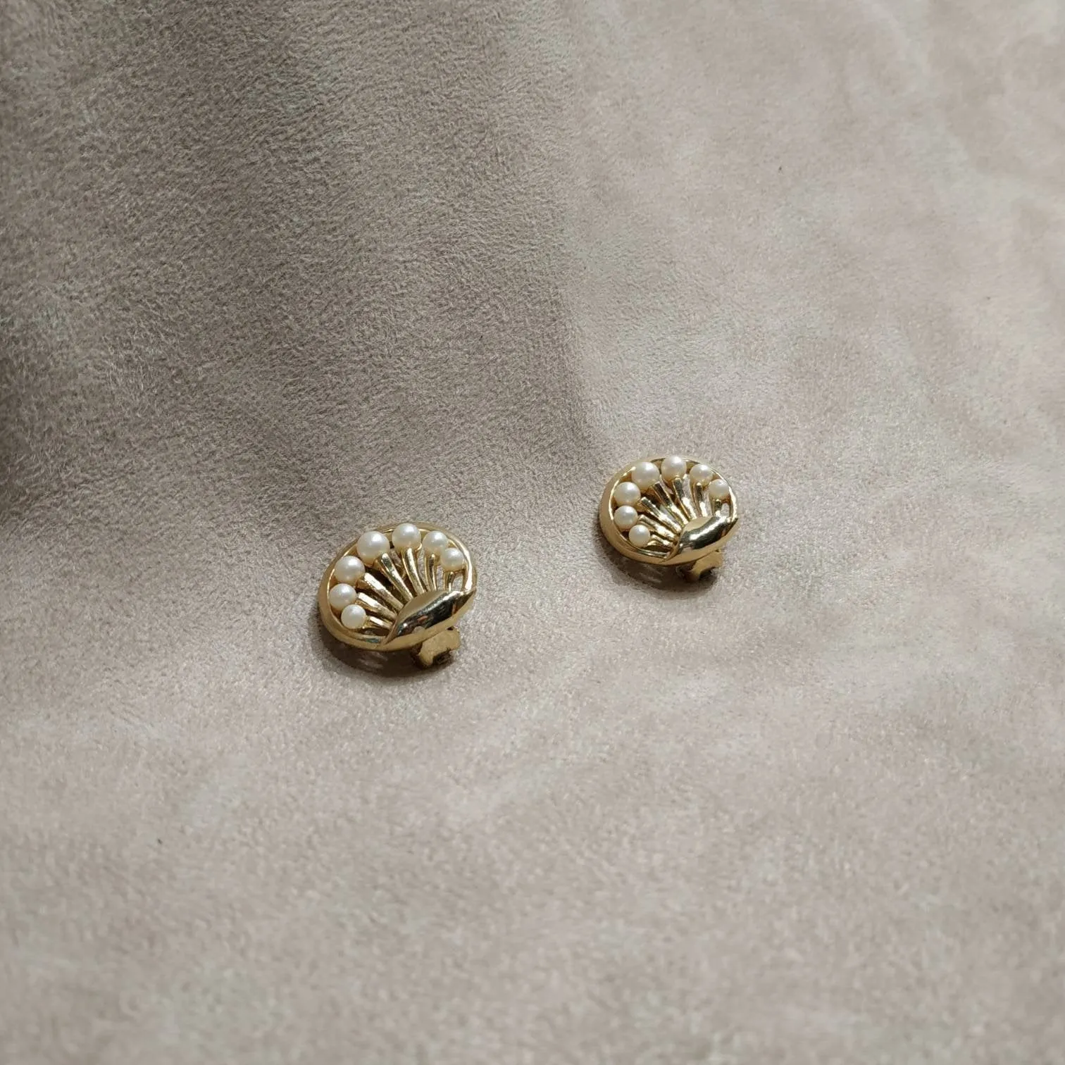Trifari Vintage Pearl Earrings Clip On  Gold