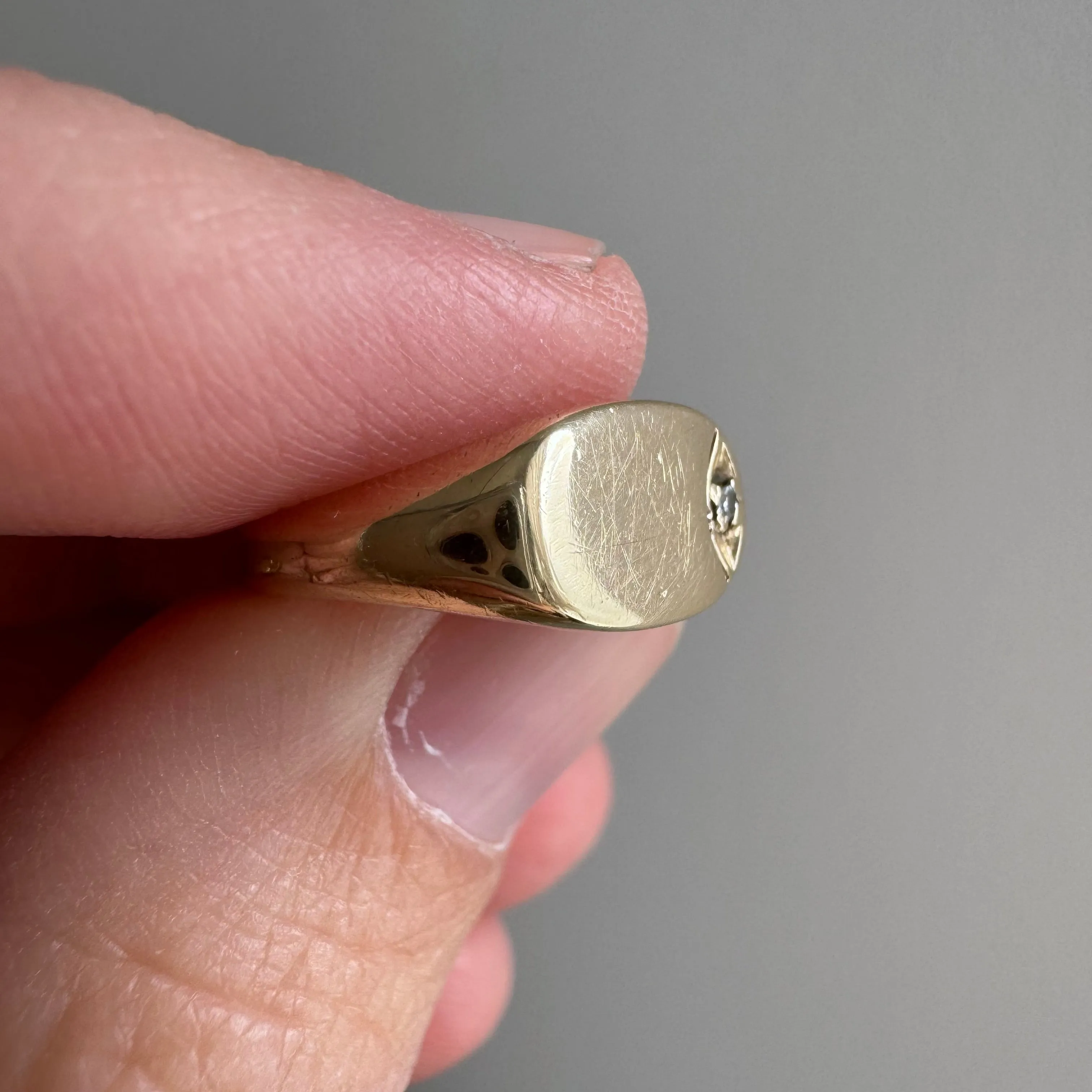V I N T A G E // pinky possibilities / 10k and diamond oval signet ring / size 3.25